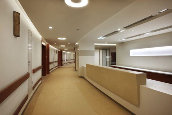 采用午夜福利视频导航防火板裝修的香港大學深圳醫院廊道